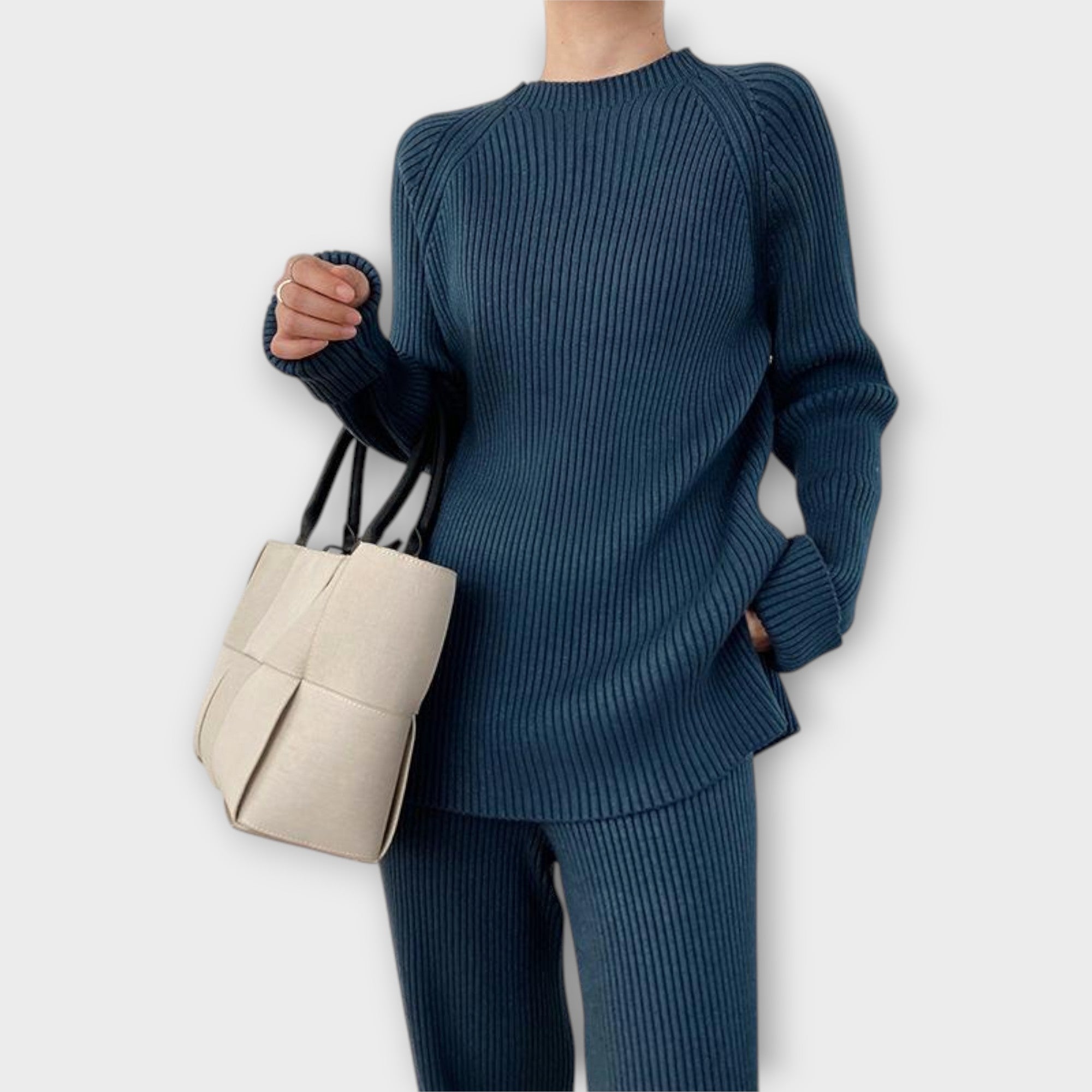 Pletená souprava s minimalistickým designem a volným střihem