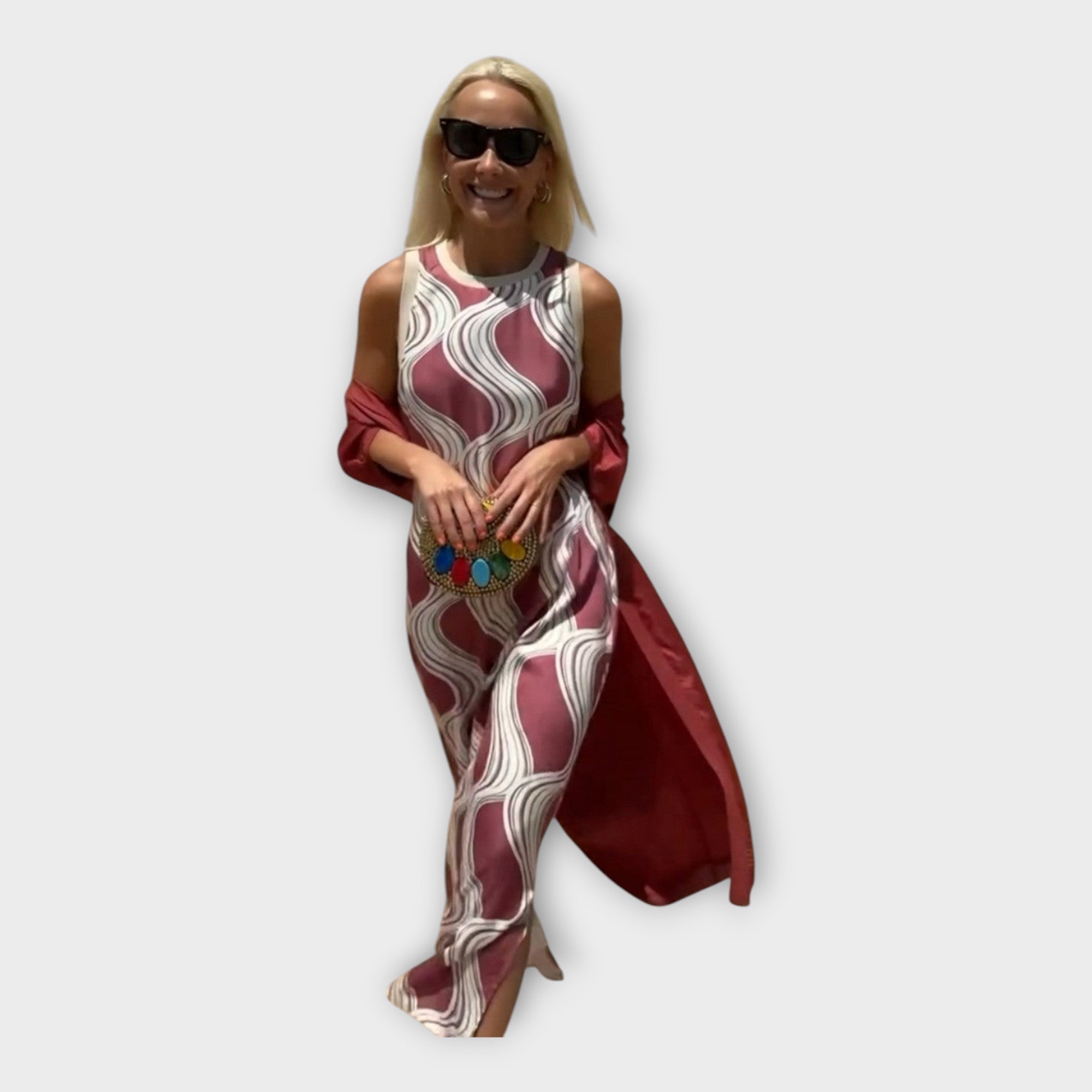 Maxi šaty s moderními vlnitými vzory