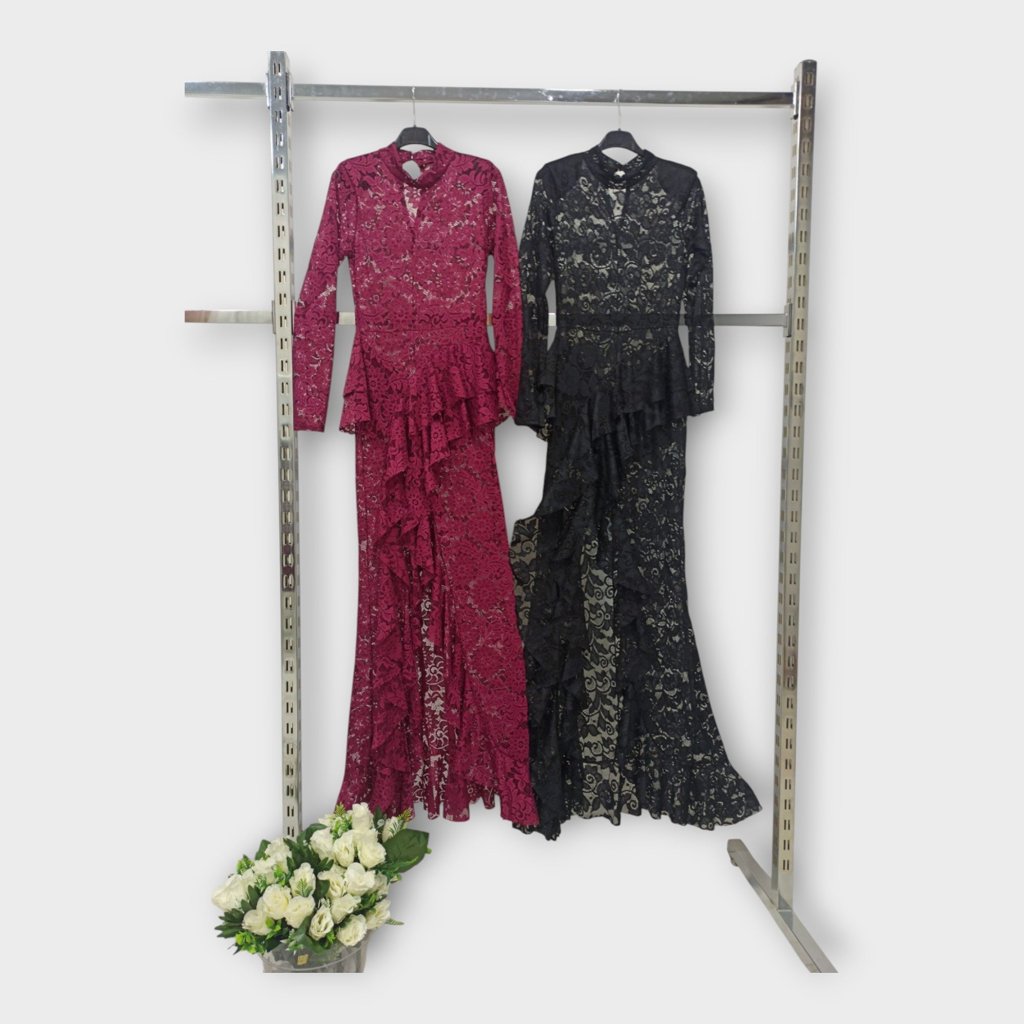 Asymetrické krajkové šaty s rafinovaným designem