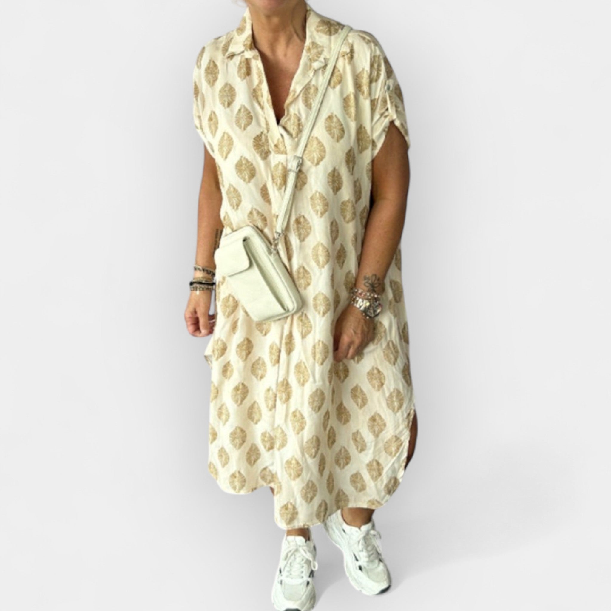 Lehké letní šaty s výstřihem