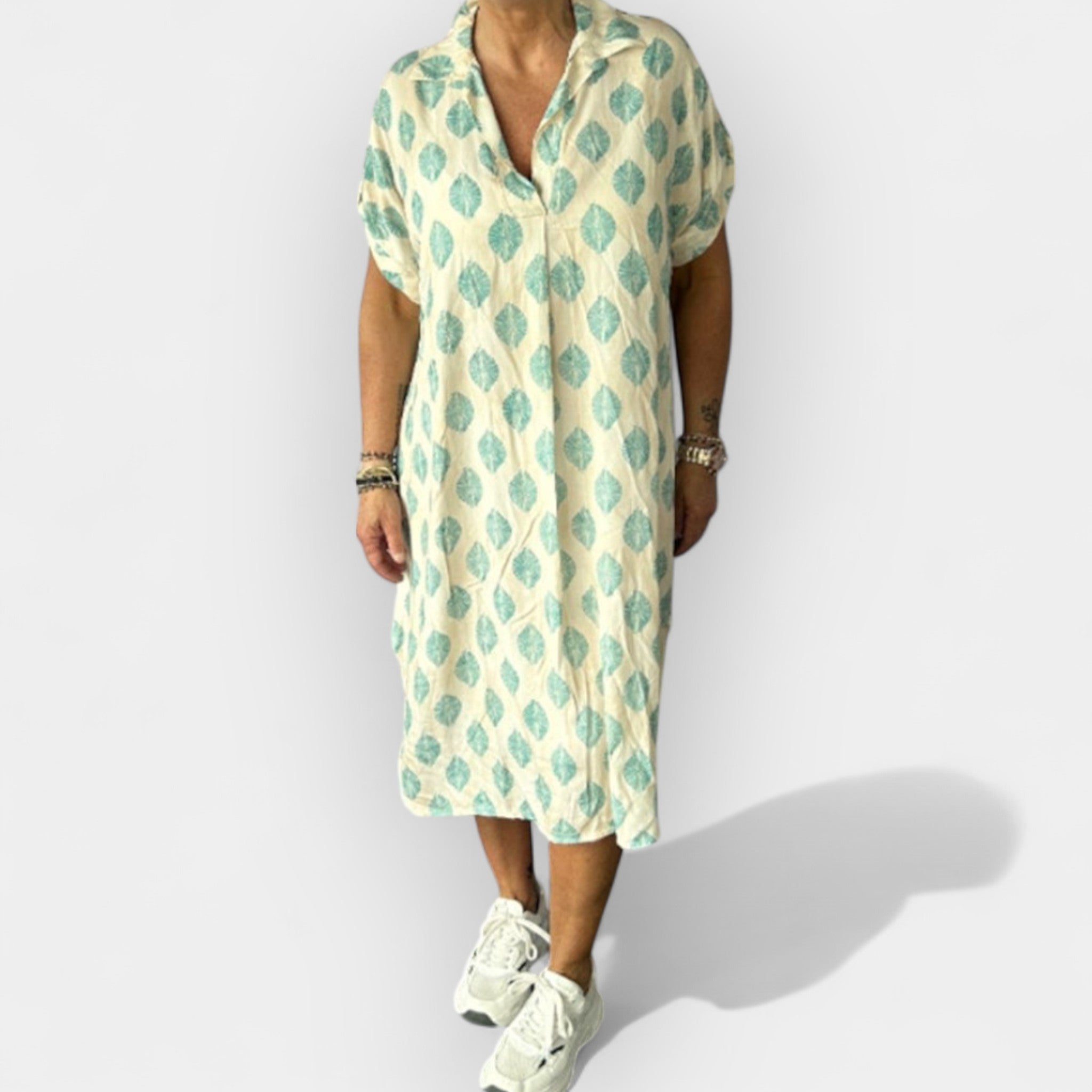 Lehké letní šaty s výstřihem