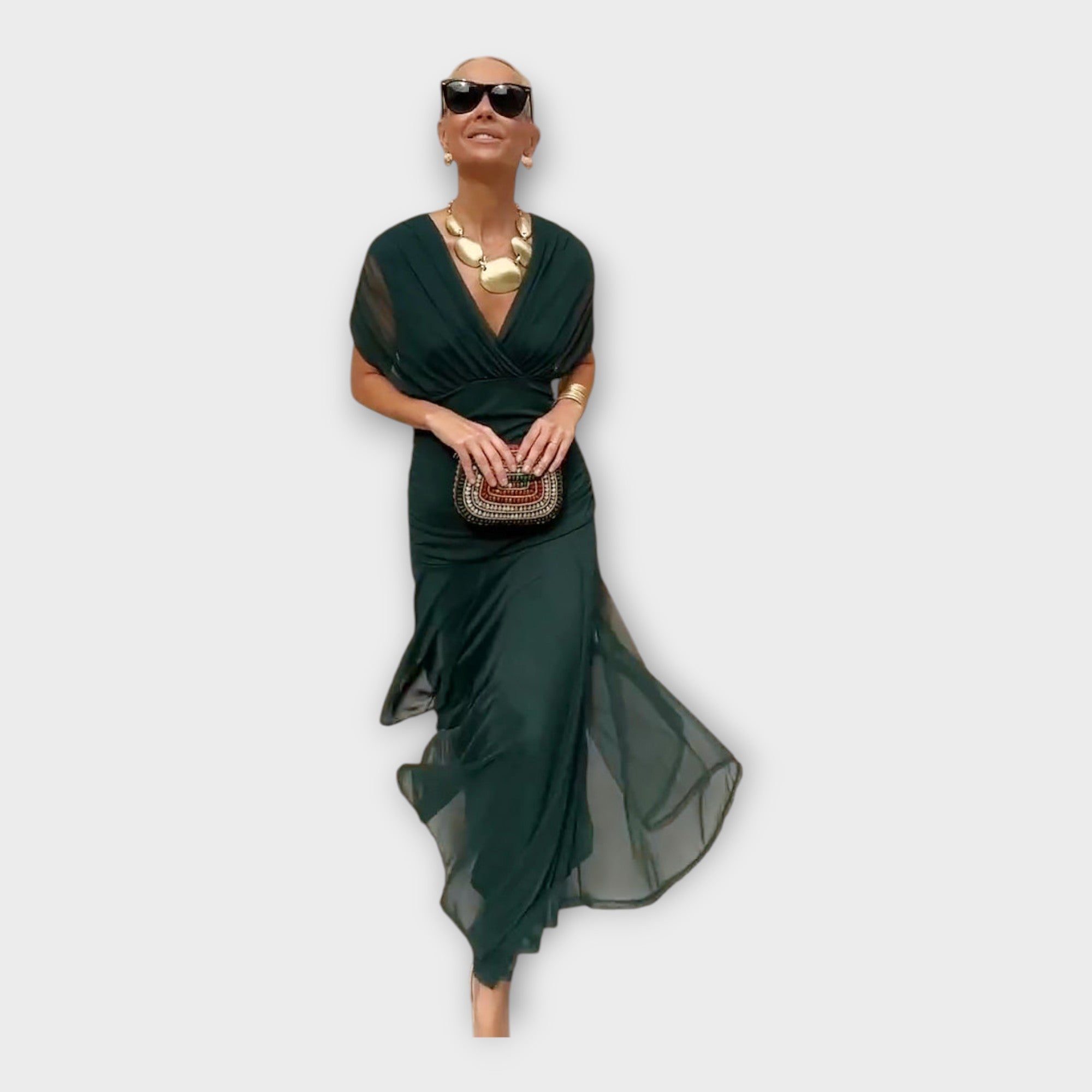 Lehké šaty s působivým výstřihem