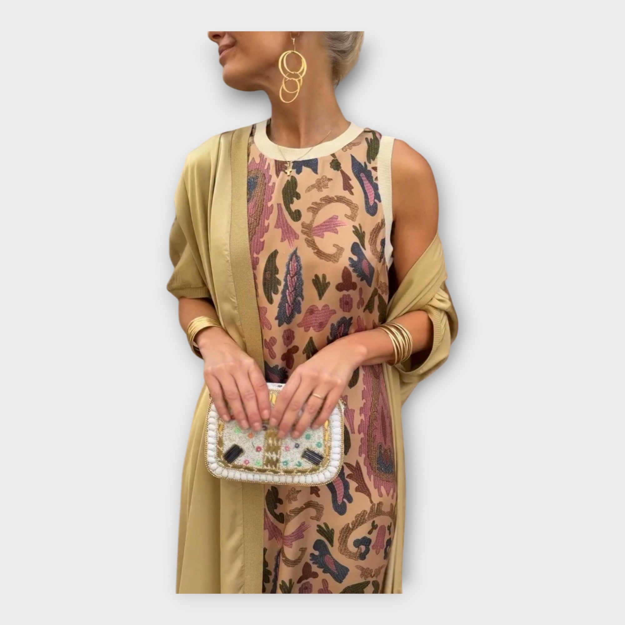 Maxi šaty s moderními vzory