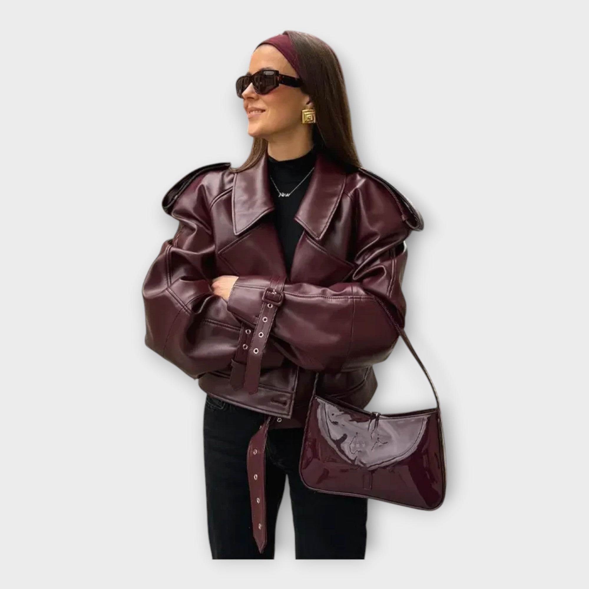 Kožená bunda s páskem a moderním detailem