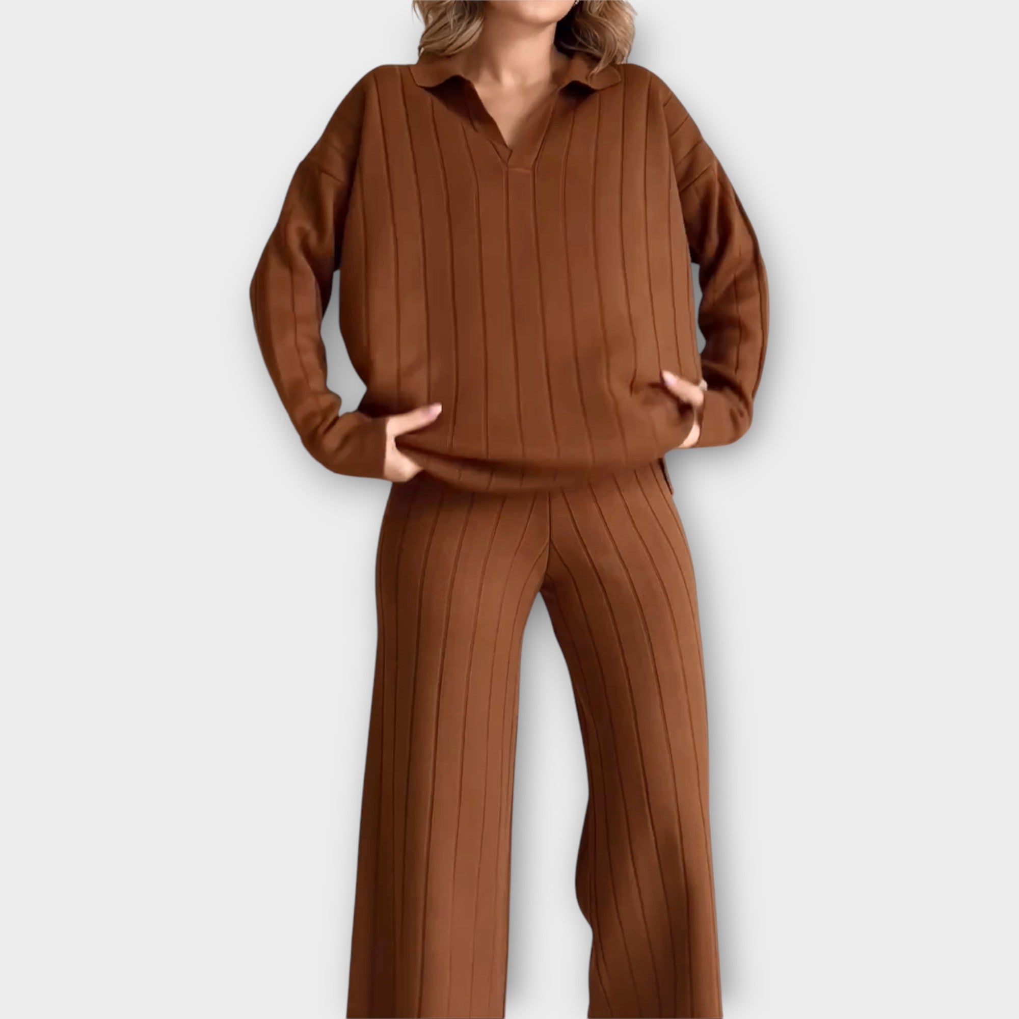 Sada s volným střihem a minimalistickým stylem