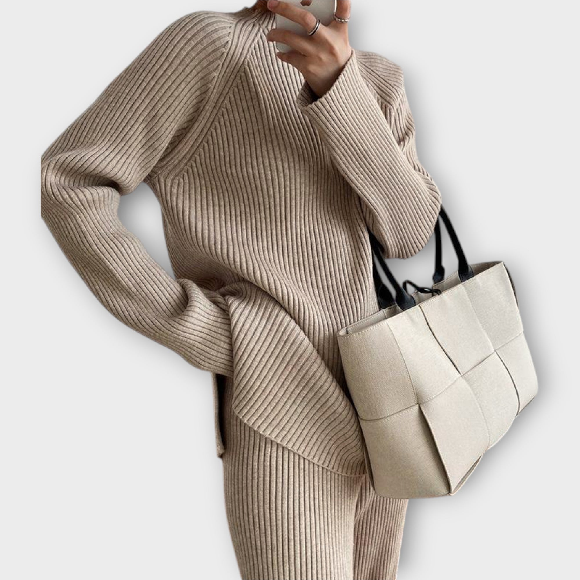 Pletená souprava s minimalistickým designem a volným střihem