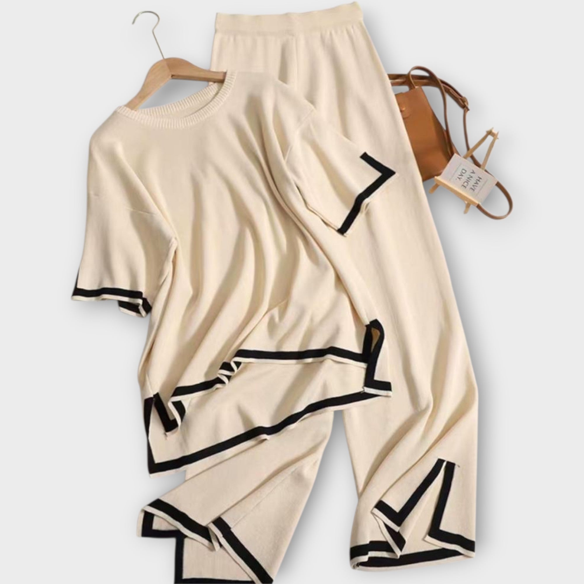 Sada pletená s krátkým rukávem a volným střihem