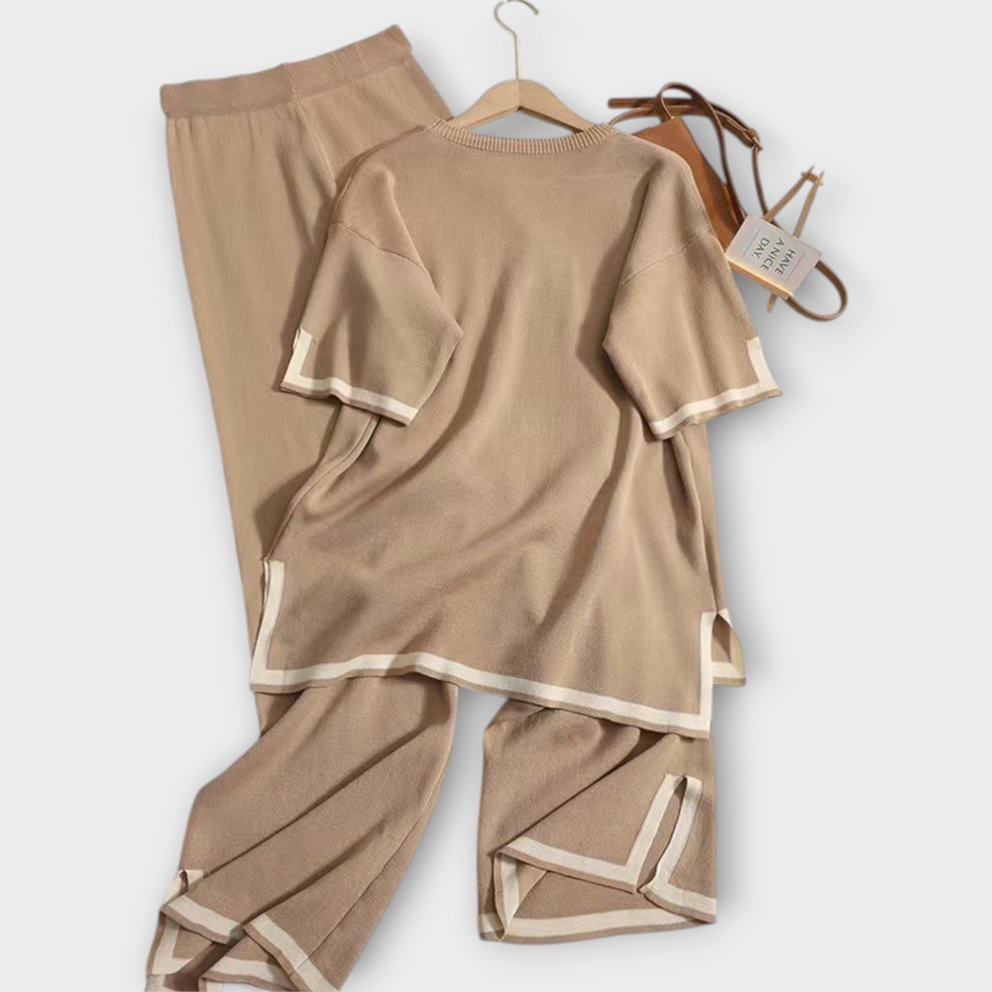 Sada pletená s krátkým rukávem a volným střihem