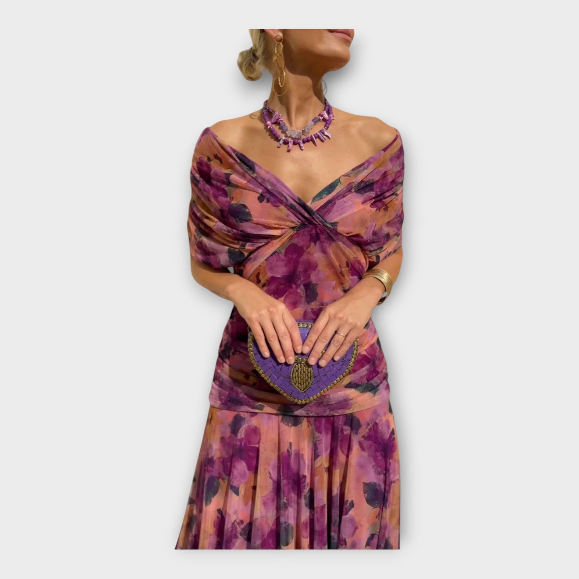 Lehké šaty s působivým výstřihem